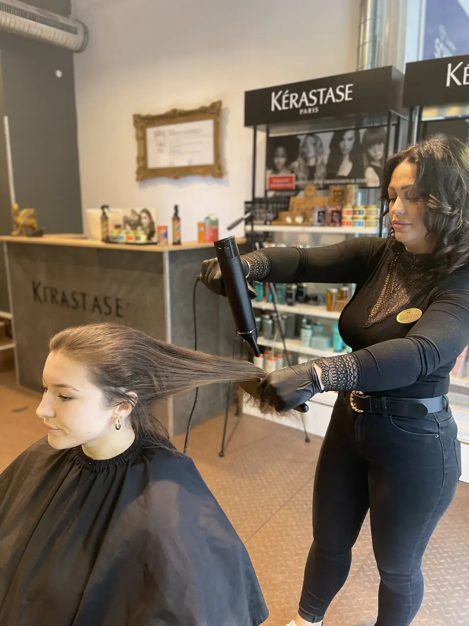 Föhnen und Styling an der Kérastase-Bar