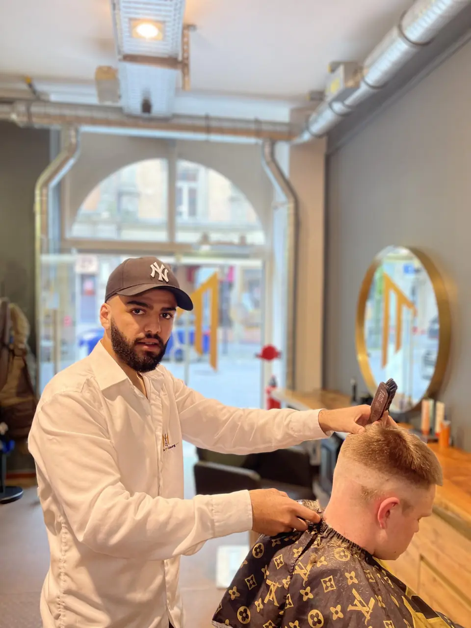 Barber schneidet einem Kunden die Konturen