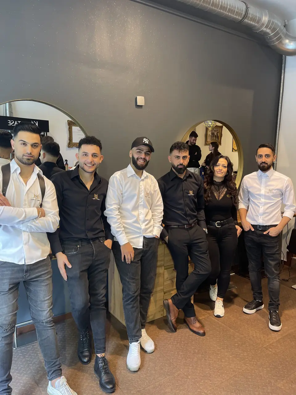 Das Team von Studio MN vor den runden Spiegeln