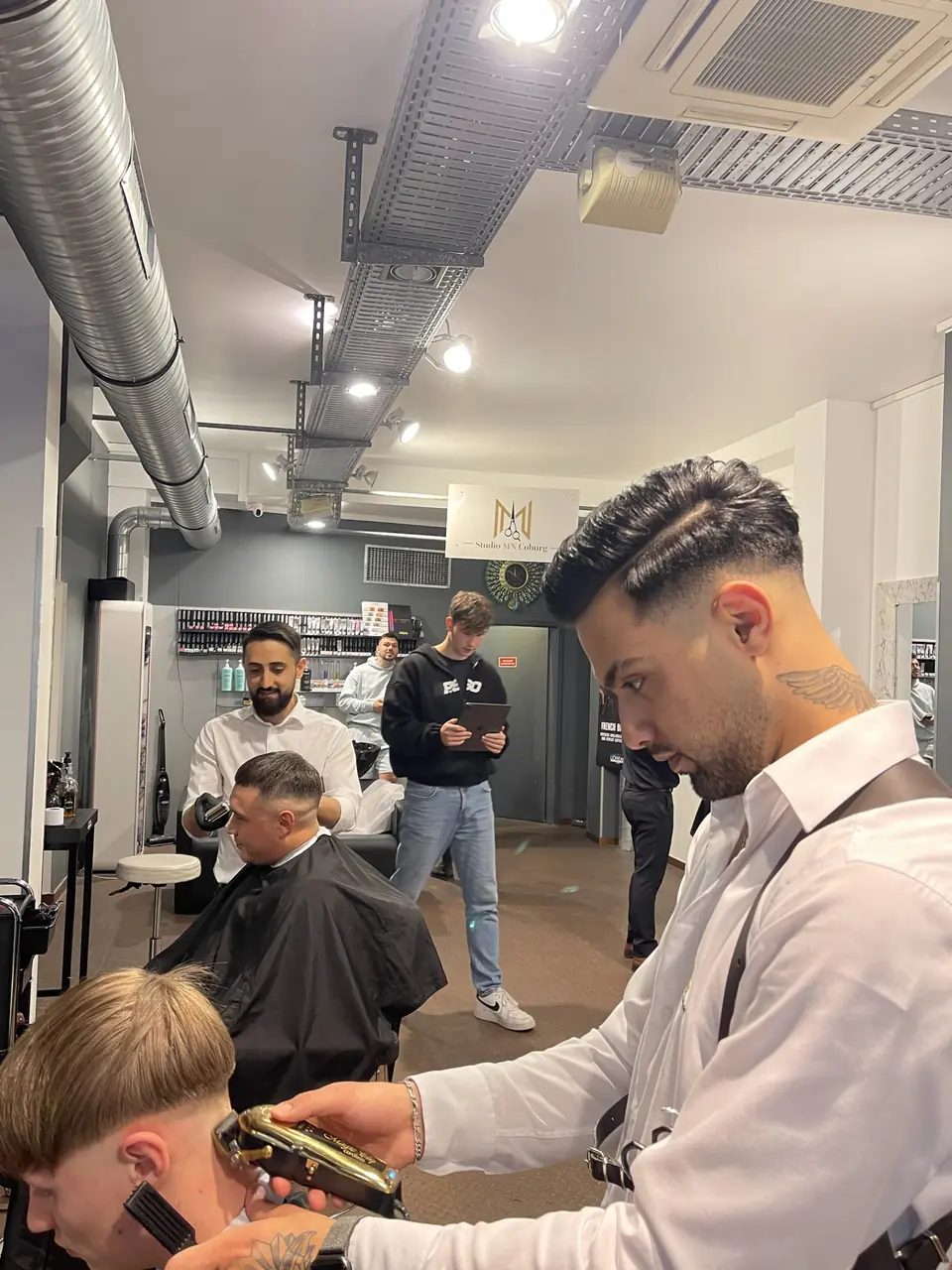 Barber arbeitet mit der Haarschneidemaschine